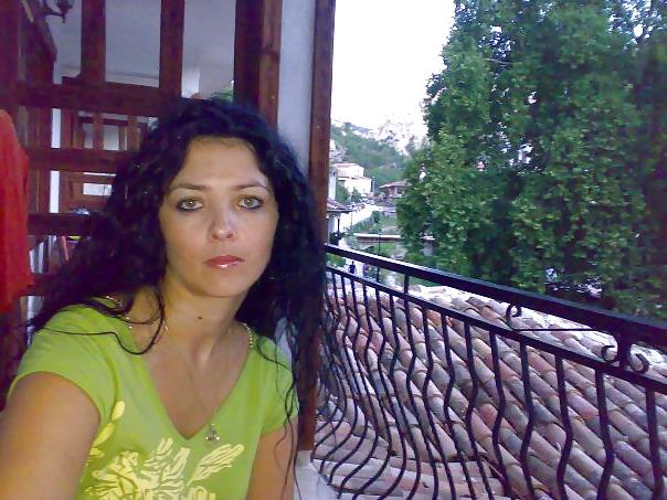 25P Beautiful dark-haired milf