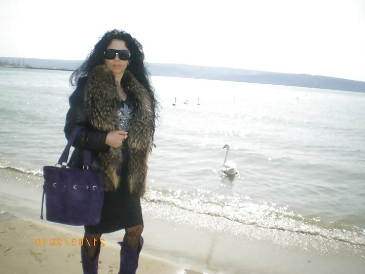 25P Beautiful dark-haired milf