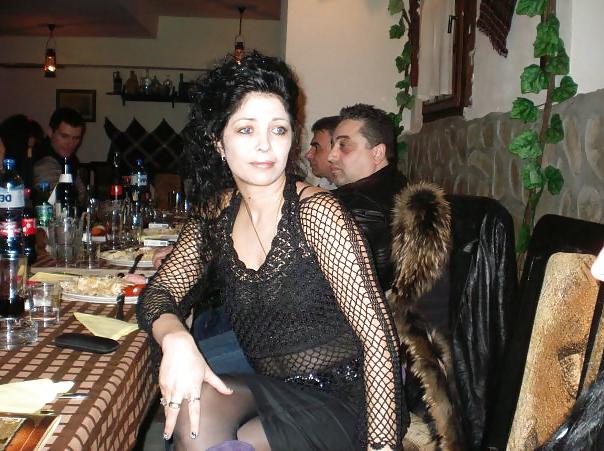 25P Beautiful dark-haired milf