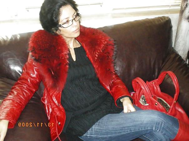 25P Beautiful dark-haired milf
