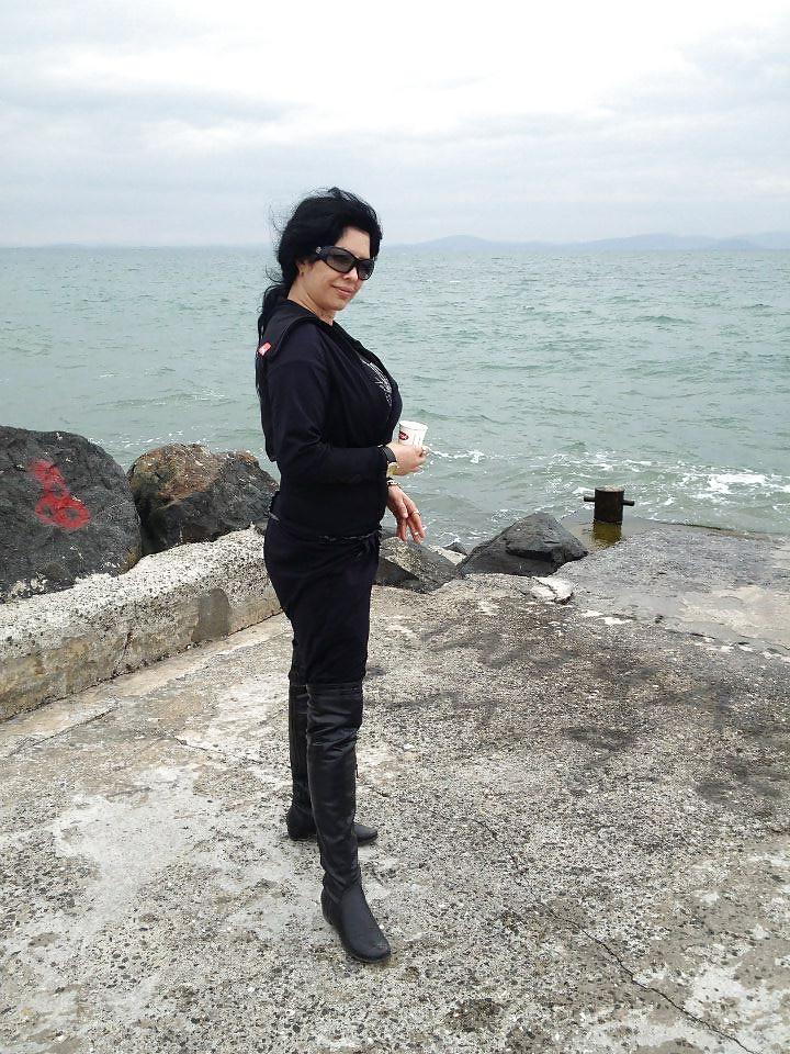 25P Beautiful dark-haired milf