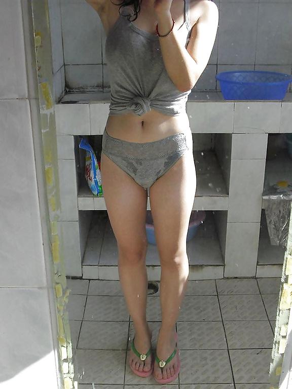 10P Chinese girl takes self pics
