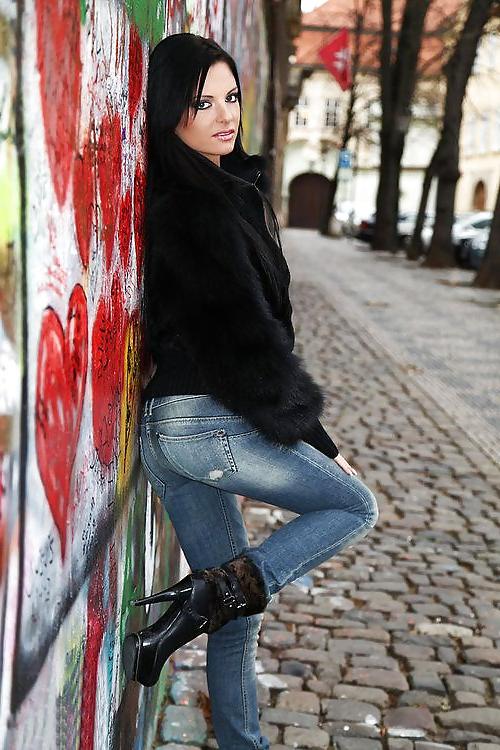 25P Sexy sluts in tight jeans 1