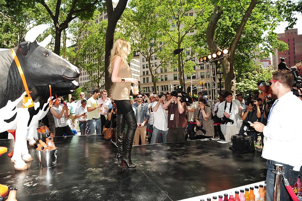 16P Kate Upton Milking a Cow SoBe Try Everything