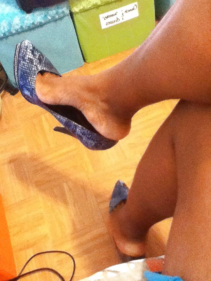 25P Shonda Wants YOU to cum for Her Thick Legs