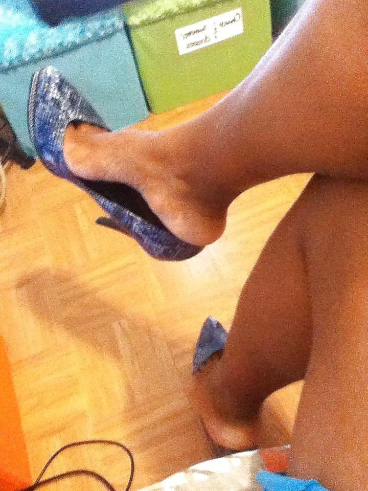 25P Shonda Wants YOU to cum for Her Thick Legs