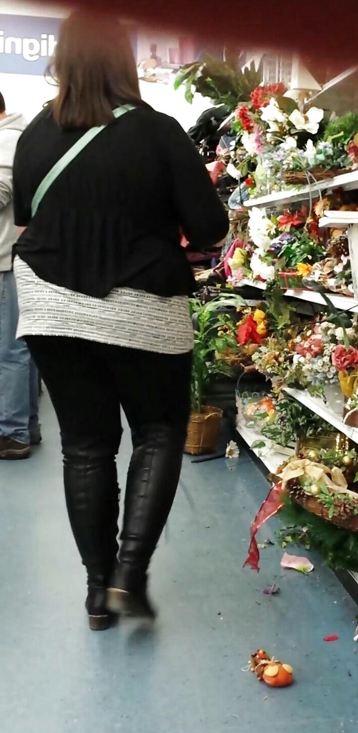 17P Public shopping candid teen and mature leg, ass and tits - 3