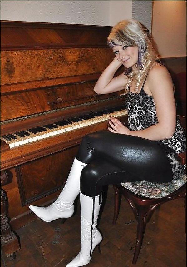 25P Sluts in tight pants! 17