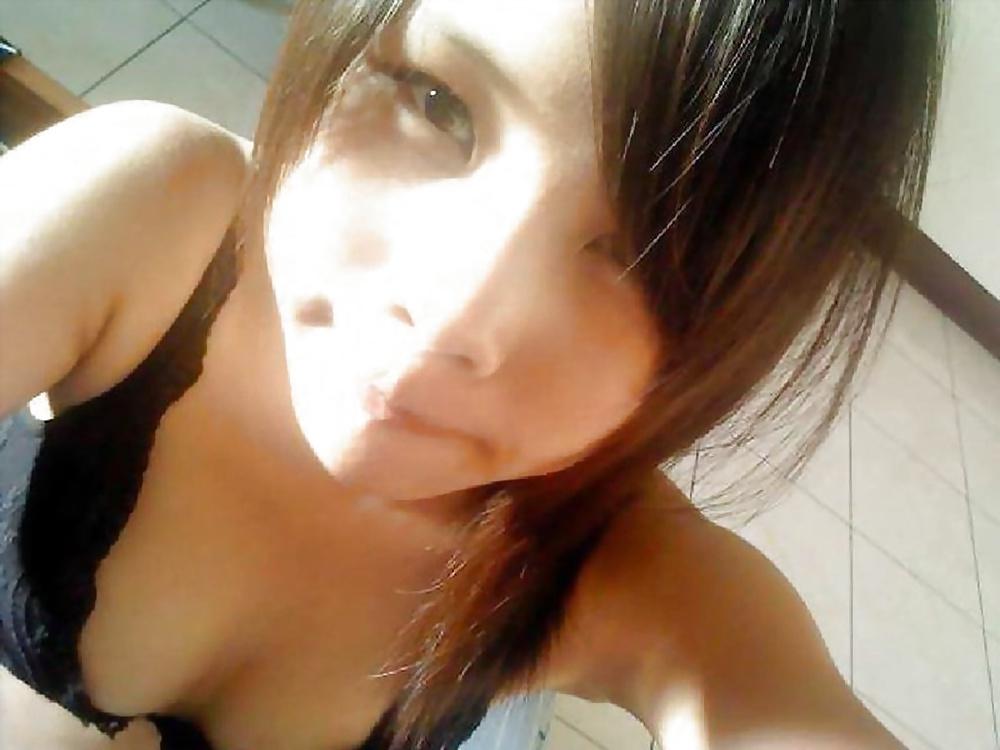 17P Chinese teen shows pussy