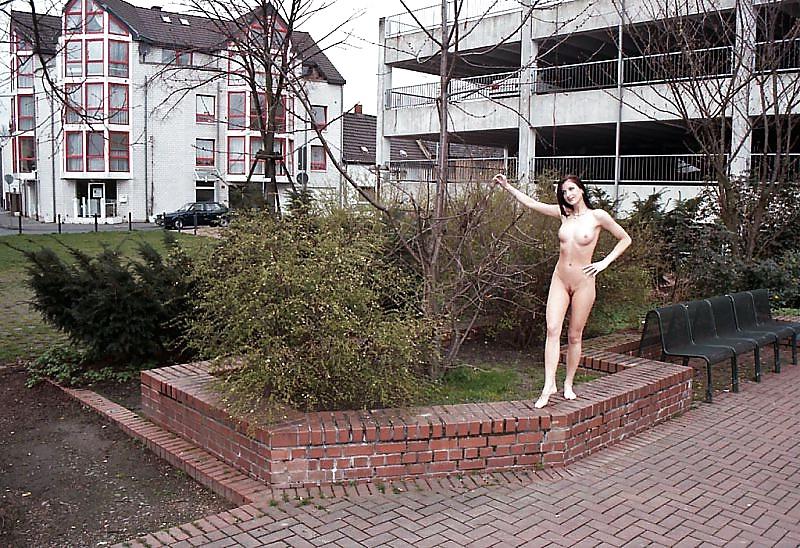 20P Dasha Public Naked