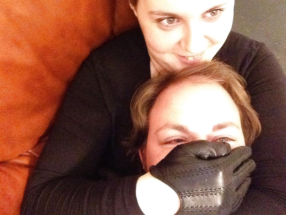 9P Dangerous mistress glove smother