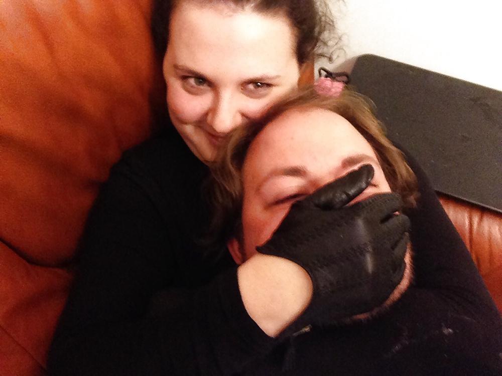 9P Dangerous mistress glove smother
