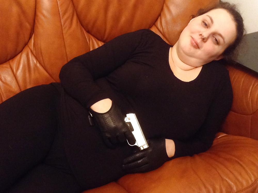 9P Dangerous mistress glove smother