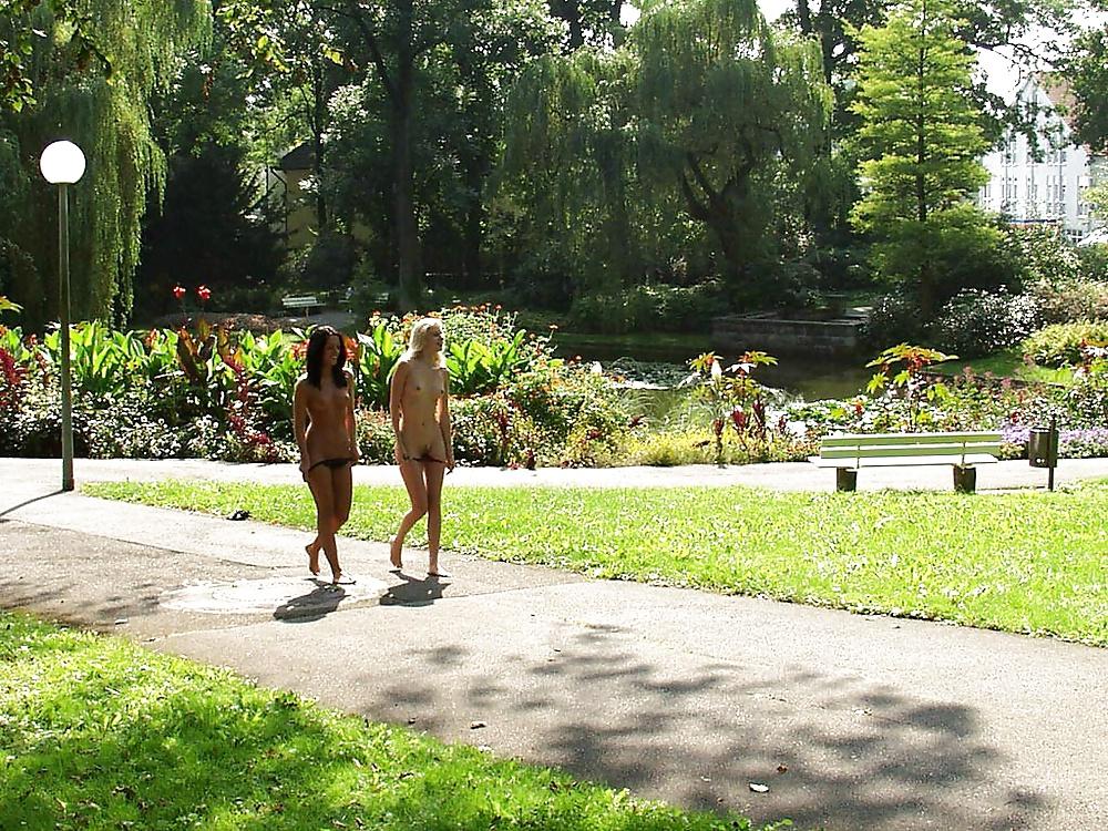 25P Jana & Luci public naked