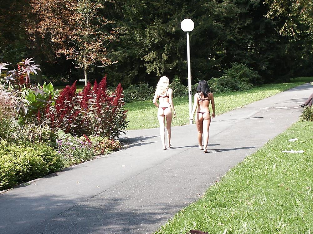 25P Jana & Luci public naked