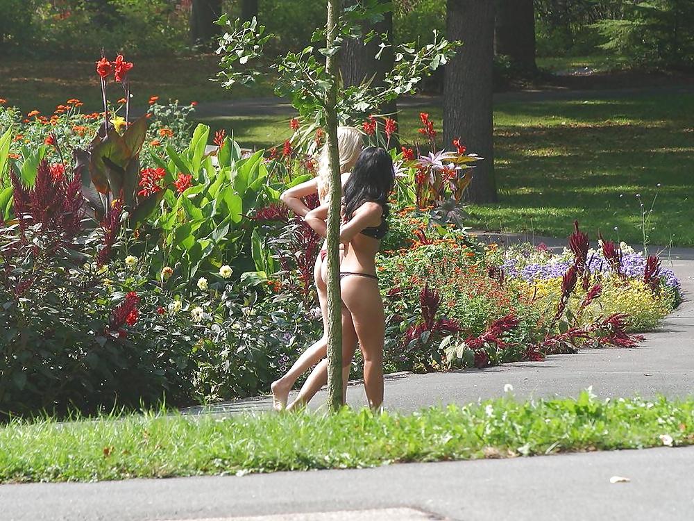 25P Jana & Luci public naked
