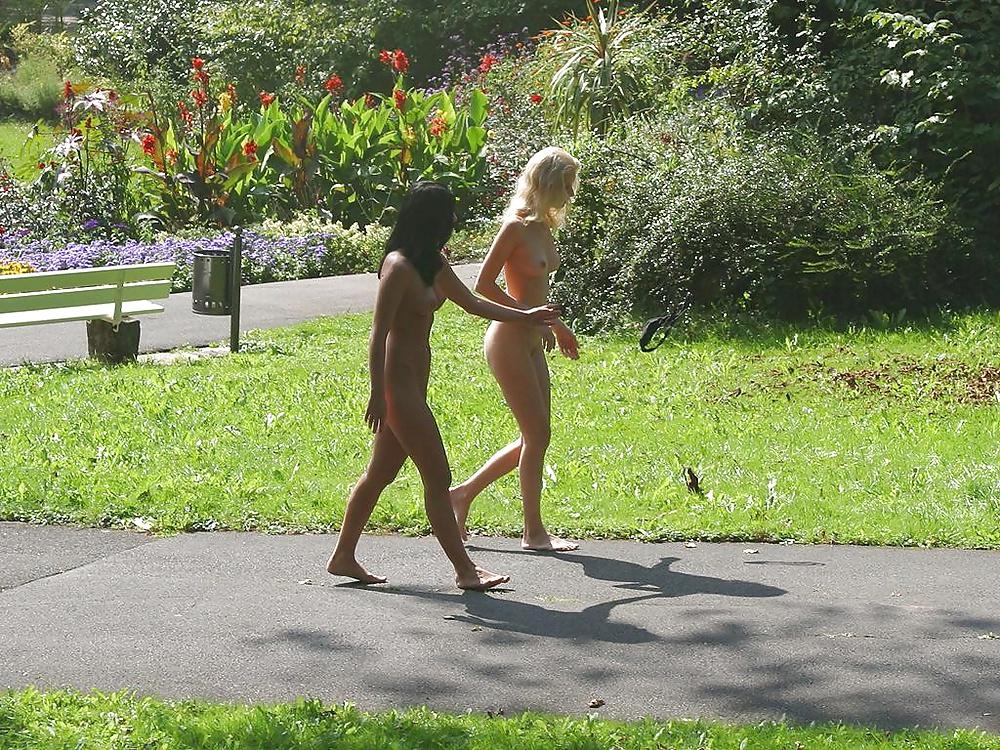 25P Jana & Luci public naked