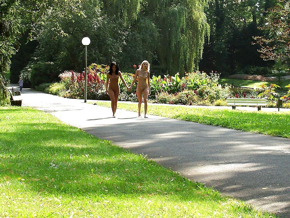 25P Jana & Luci public naked