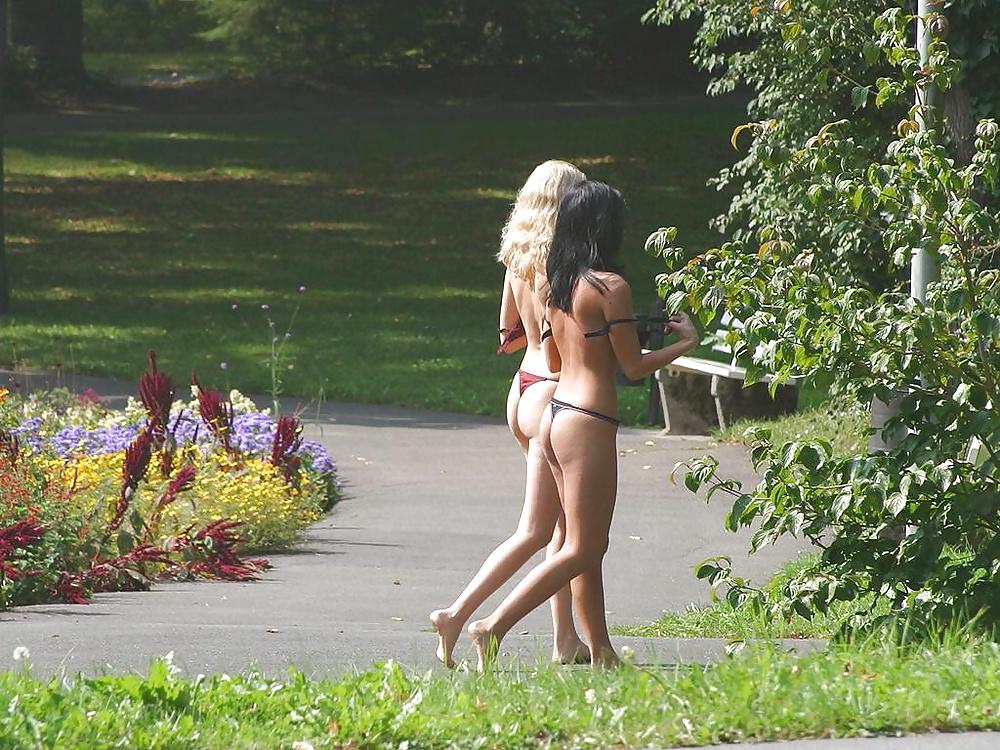 25P Jana & Luci public naked