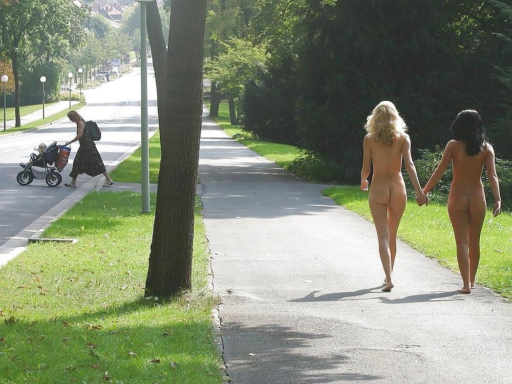 25P Jana & Luci public naked