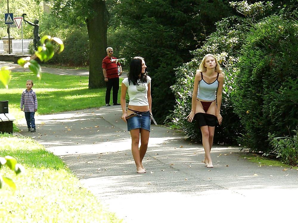 25P Jana & Luci public naked