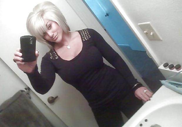 25P Amateur Mature Bimbo with Big Titties Selfshots