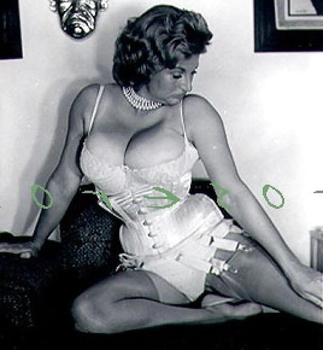 25P Retro beauties in B&W