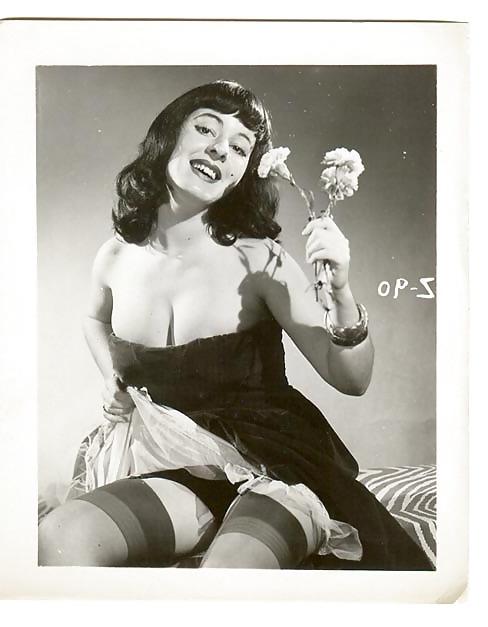 25P Retro beauties in B&W