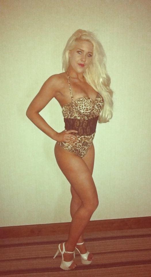 23P UK Bimbo ex stripper  