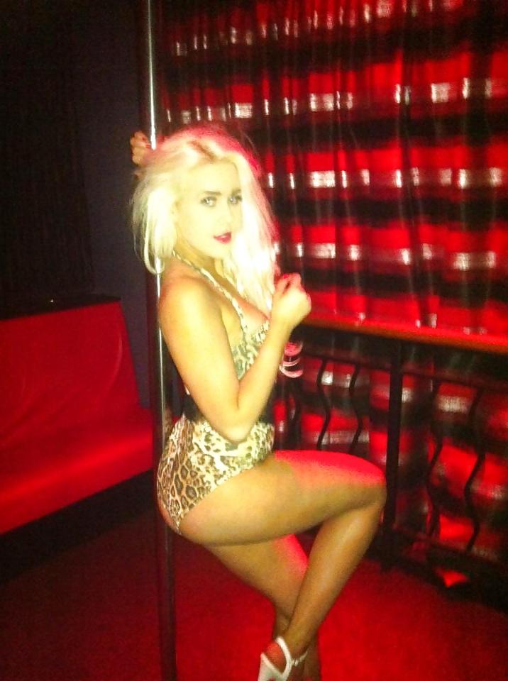 23P UK Bimbo ex stripper  