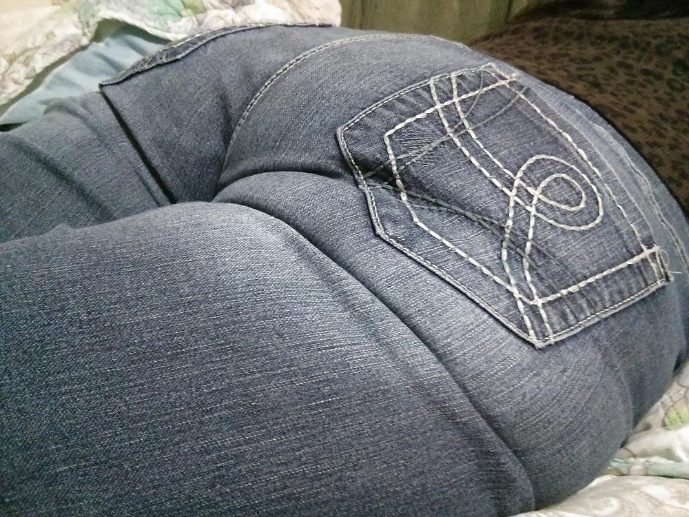 11P Wide ass mexican wife with vpl tight jeans