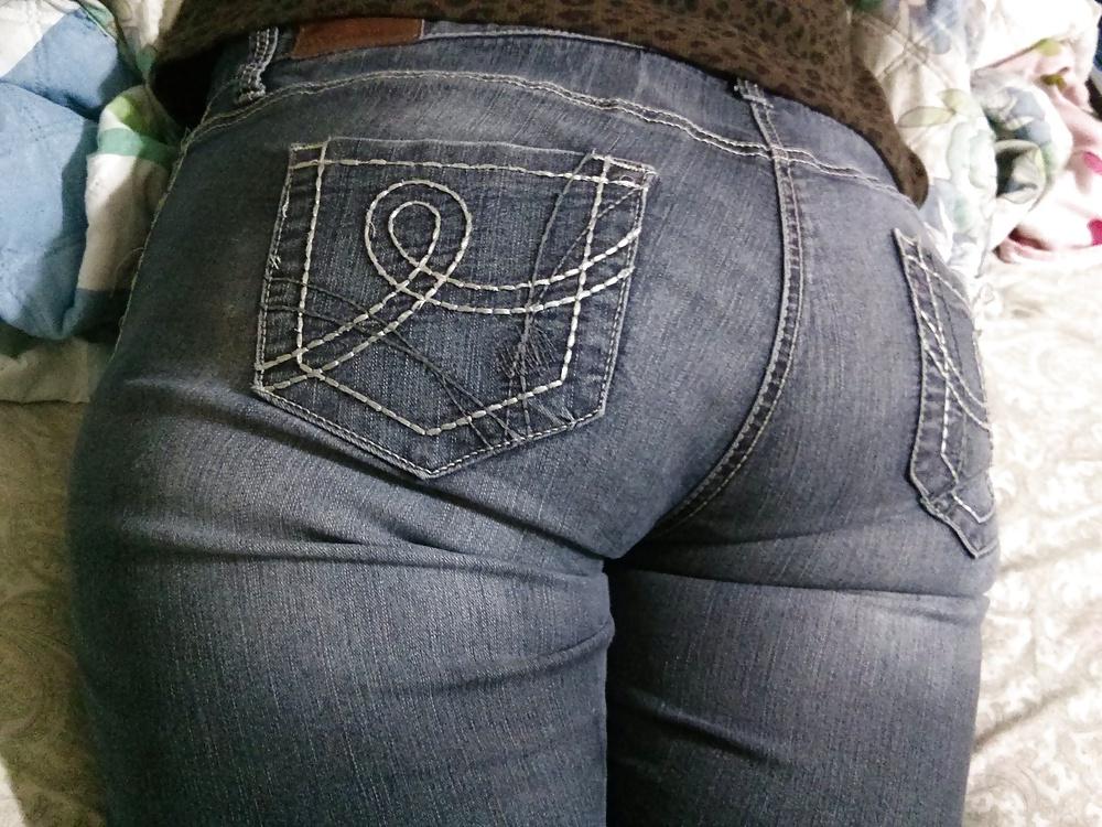 11P Wide ass mexican wife with vpl tight jeans