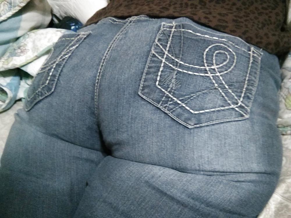 11P Wide ass mexican wife with vpl tight jeans