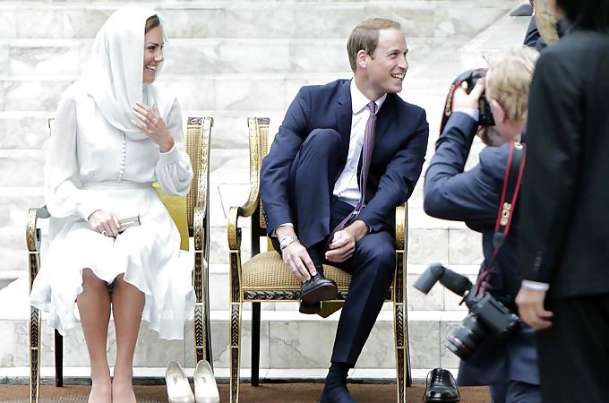 10P Princess Kate had to take off her Shoes, pretty Nylonfeet 