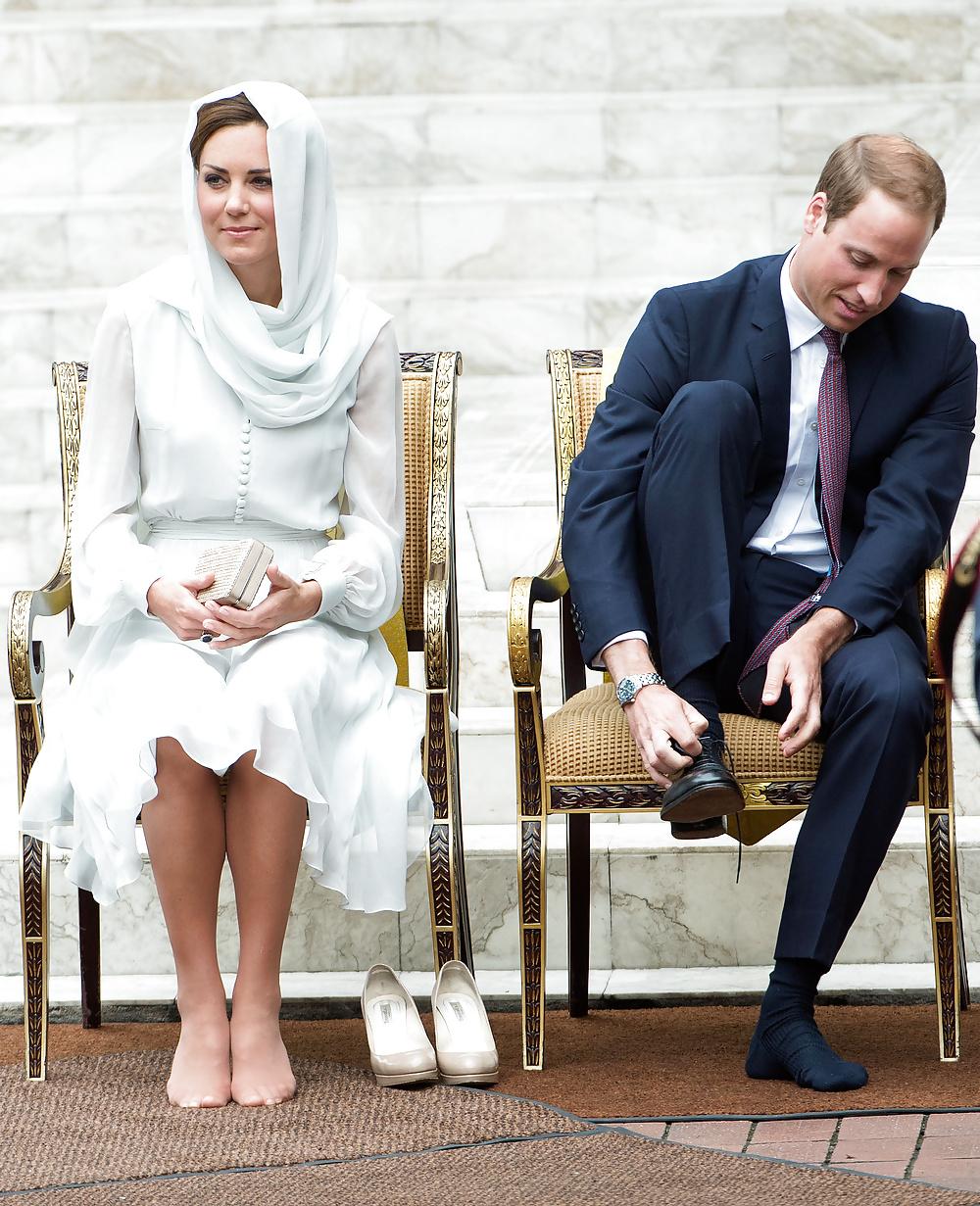 10P Princess Kate had to take off her Shoes, pretty Nylonfeet 
