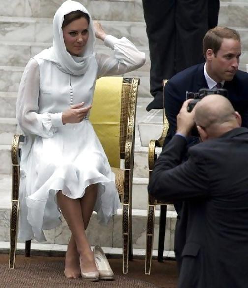 10P Princess Kate had to take off her Shoes, pretty Nylonfeet 