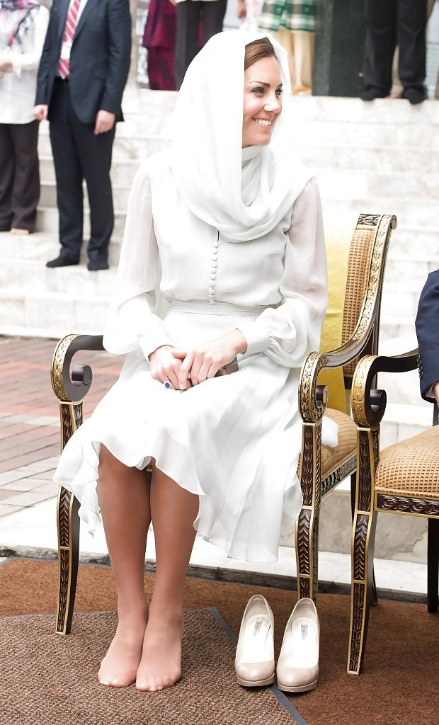 10P Princess Kate had to take off her Shoes, pretty Nylonfeet 