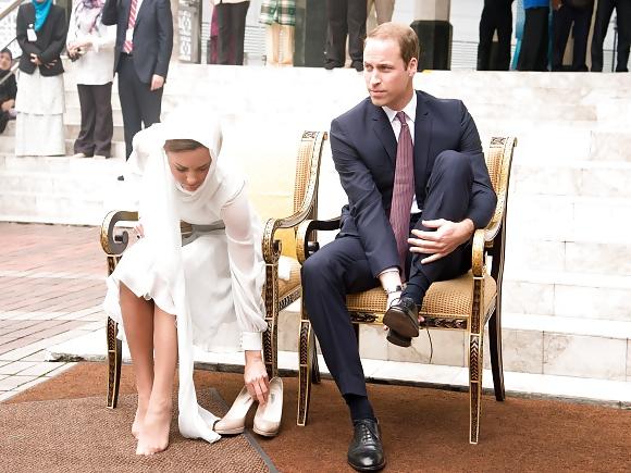 10P Princess Kate had to take off her Shoes, pretty Nylonfeet 