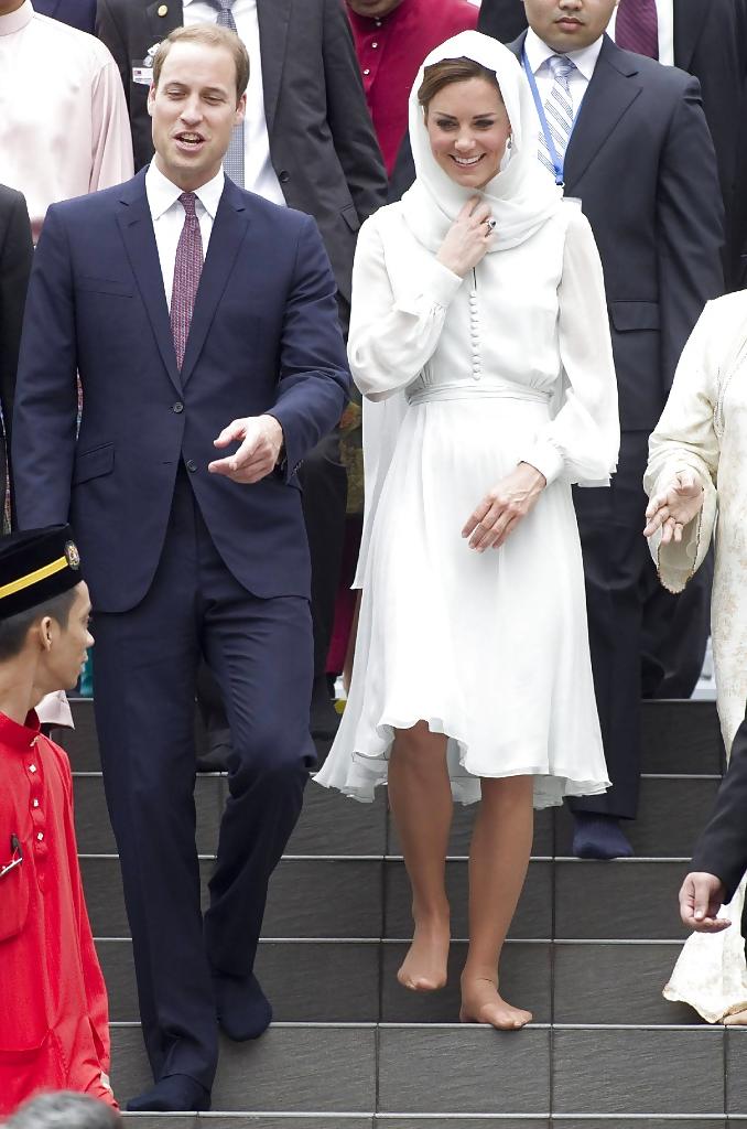 10P Princess Kate had to take off her Shoes, pretty Nylonfeet 