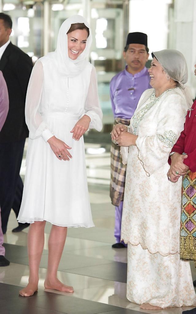 10P Princess Kate had to take off her Shoes, pretty Nylonfeet 