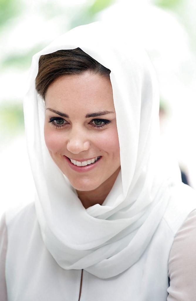 10P Princess Kate had to take off her Shoes, pretty Nylonfeet 
