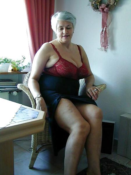 16P Silberhaarige BBW-Oma mit schönen Titten