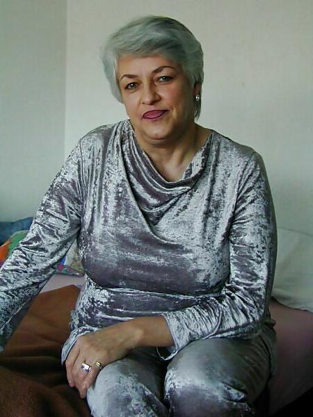 16P Silberhaarige BBW-Oma mit schönen Titten