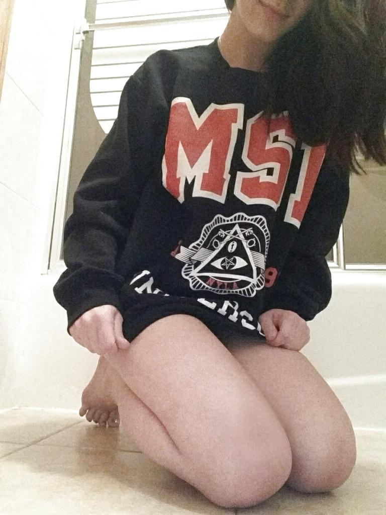 8P Mirror hottie... can anyone decipher the jumper?