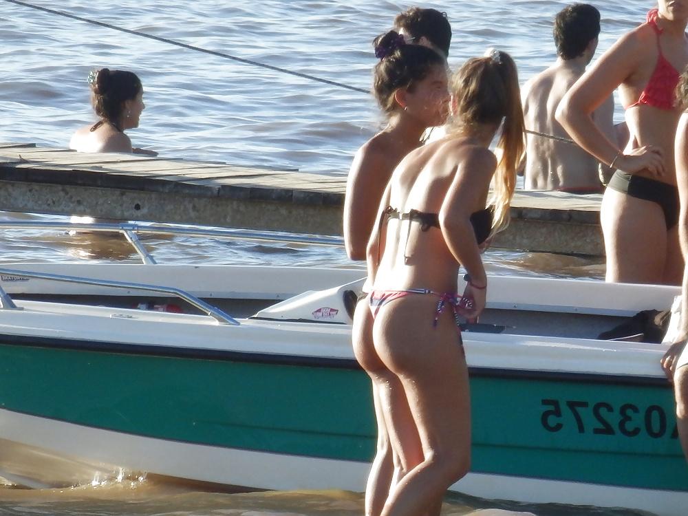25P Argentinian bikini candids