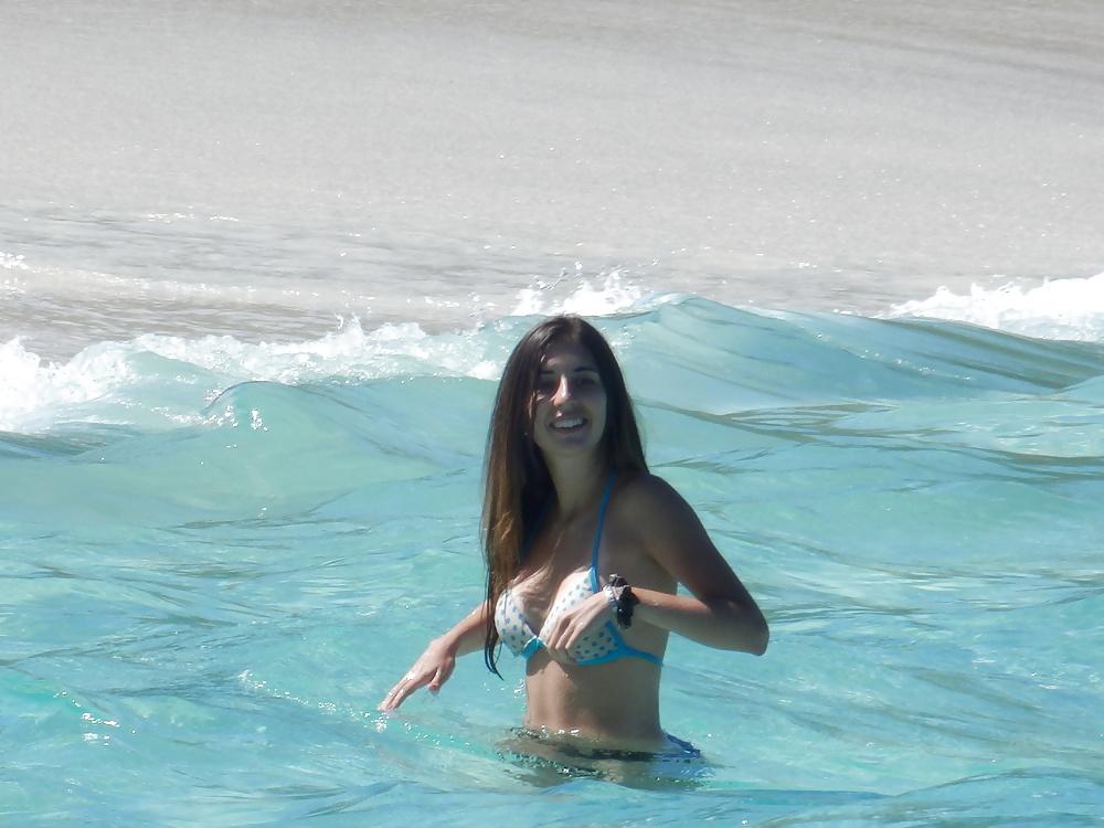 25P Brazilian beach beauties