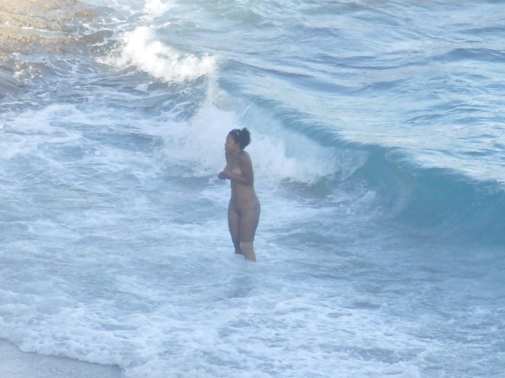 25P Brazilian beach beauties