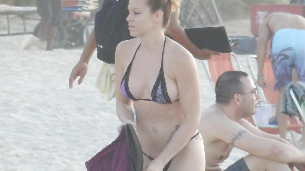 25P Brazilian beach beauties