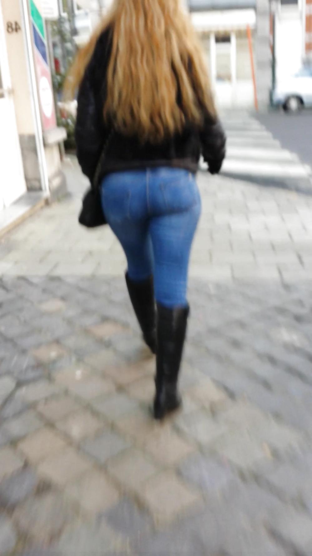10P Un beau cul dans la rue en jeans