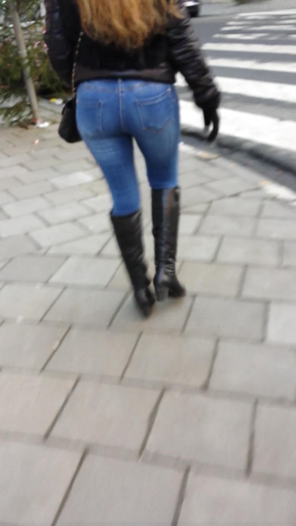 10P Un beau cul dans la rue en jeans
